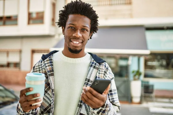 Bonito Homem Negro Com Cabelo Afro Sorrindo Feliz Livre Usando — Fotografia de Stock