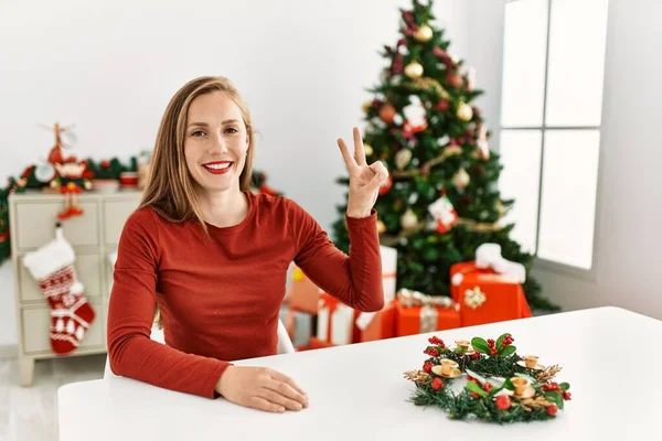 Kaukasische Junge Blonde Frau Sitzt Auf Dem Tisch Weihnachtsbaum Und — Stockfoto