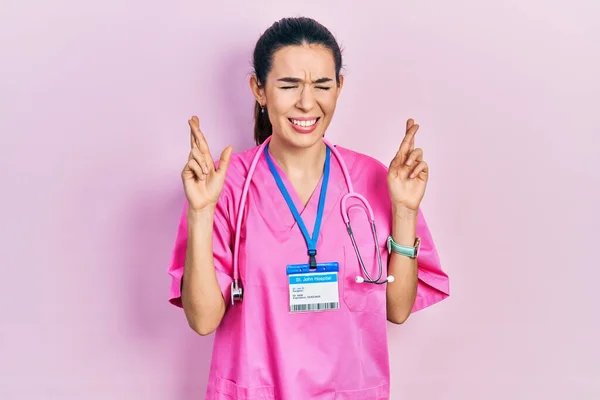 Doktor Üniforması Giyen Esmer Bir Kadın Steteskop Işareti Yapan Parmakları — Stok fotoğraf