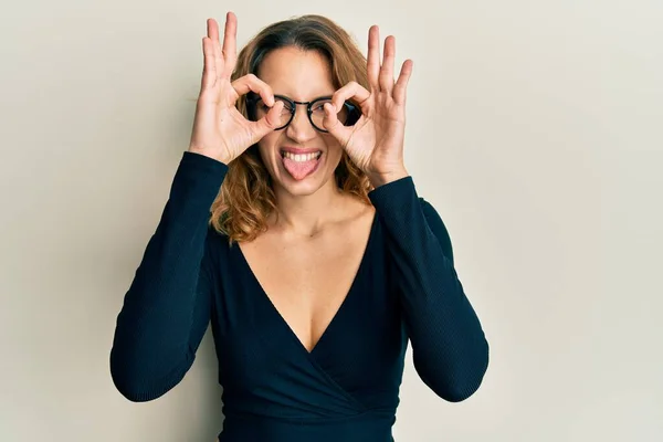 Jeune Femme Caucasienne Portant Une Chemise Affaires Des Lunettes Faisant — Photo