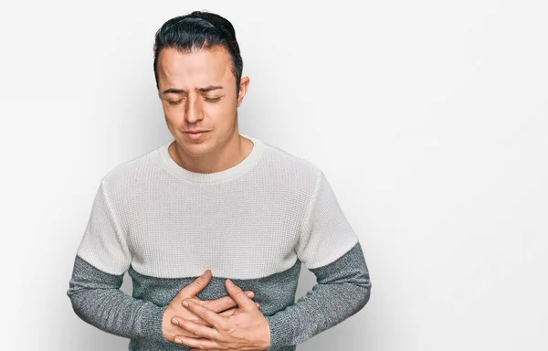 Schöner Junger Mann Lässigem Winterpullover Mit Der Hand Auf Dem — Stockfoto