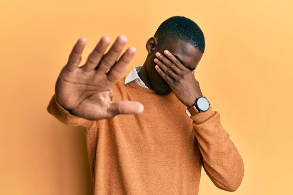 Jonge Afro Amerikaanse Man Draagt Casual Kleding Die Ogen Bedekt — Stockfoto