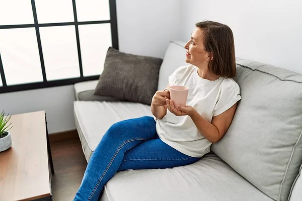 Moyen Age Femme Hispanique Assis Sur Canapé Boire Une Tasse — Photo