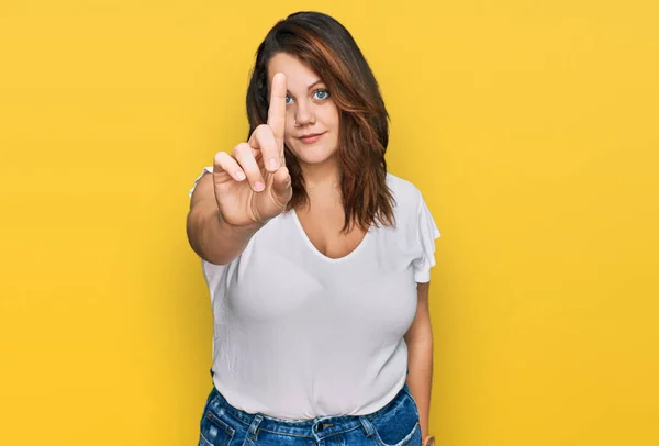 Jong Size Vrouw Dragen Casual Wit Shirt Wijzen Met Vinger — Stockfoto