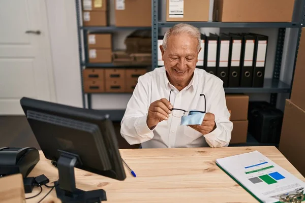 Hombre Mayor Comercio Electrónico Trabajador Negocios Limpieza Gafas Oficina — Foto de Stock