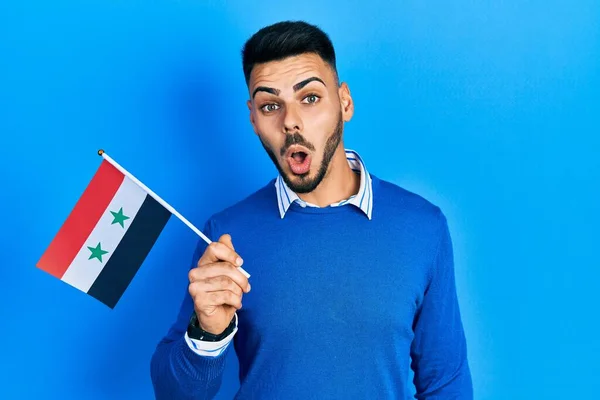 Mladý Hispánec Vousy Držící Syrskou Vlajku Vyděšený Ohromený Otevřenými Ústy — Stock fotografie