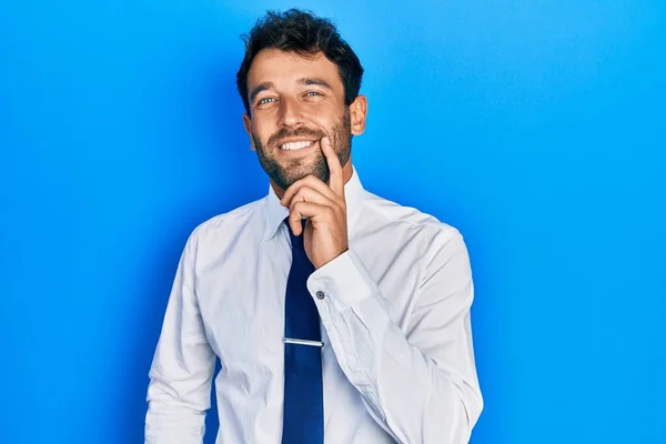 Homem Bonito Com Barba Vestindo Camisa Negócios Gravata Sorrindo Olhando — Fotografia de Stock