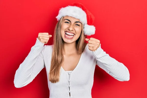 Mulher Hispânica Bonita Vestindo Chapéu Natal Comemorando Surpreso Espantado Com — Fotografia de Stock
