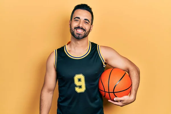 Basketbol Topu Sakallı Yakışıklı Bir Spanyol Olumlu Mutlu Görünüyor Kendine — Stok fotoğraf