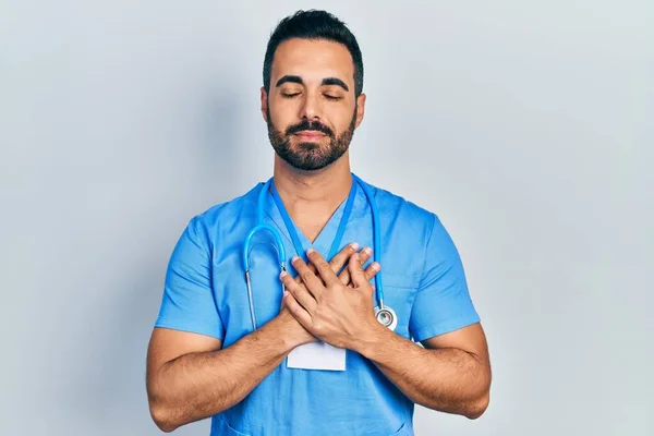 Όμορφος Ισπανός Γενειάδα Που Φοράει Ιατρική Στολή Χαμογελώντας Χέρια Στο — Φωτογραφία Αρχείου