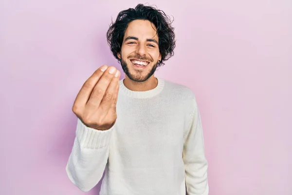 Bonito Homem Hispânico Vestindo Camisola Branca Casual Fazendo Gesto Italiano — Fotografia de Stock