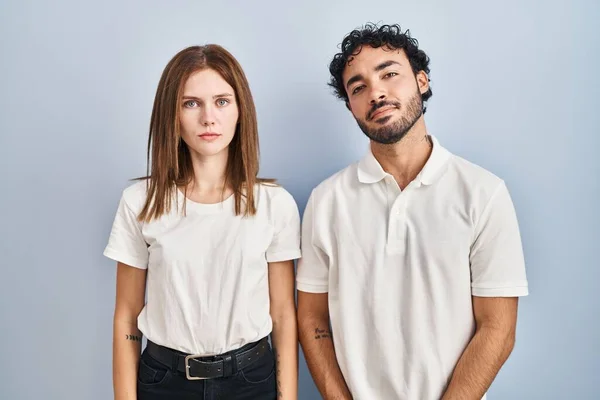 Unga Par Bär Avslappnade Kläder Stående Tillsammans Avslappnad Med Allvarliga — Stockfoto