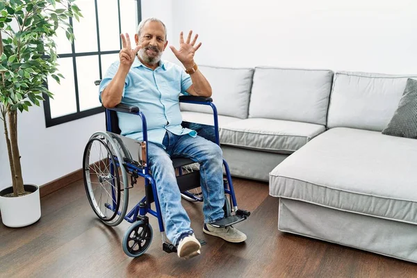 Hübscher Älterer Herr Der Rollstuhl Wohnzimmer Sitzt Und Mit Finger — Stockfoto