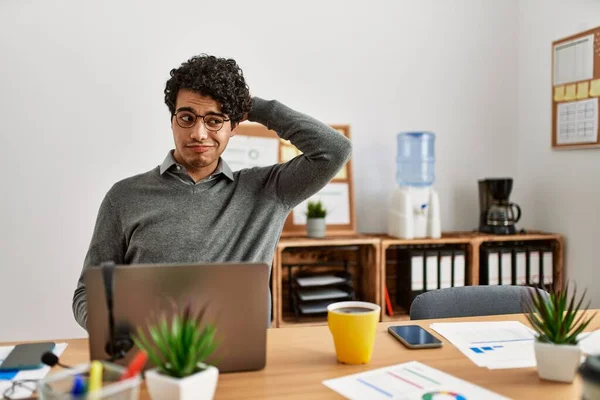 Young Hispanic Man Wearing Business Style Sitting Desk Office Confuse — Foto de Stock