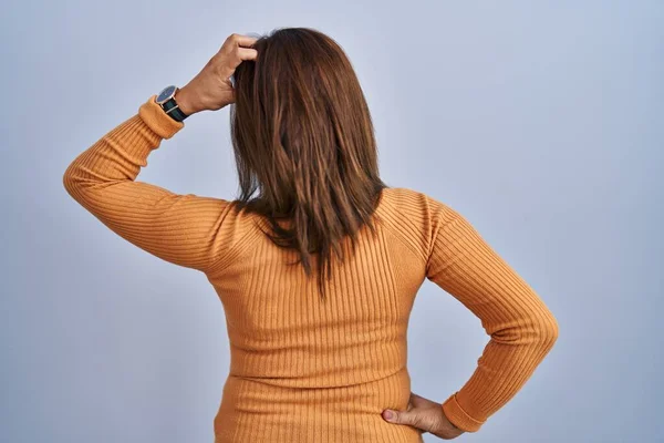 주황색 스웨터를 중년의 여자는 손으로 의심하는 거꾸로 — 스톡 사진