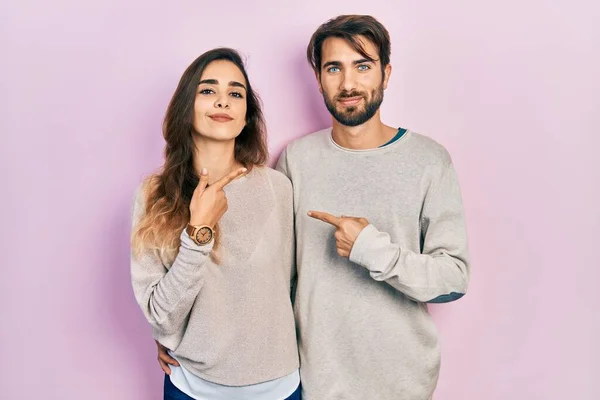 Junges Hispanisches Paar Lässiger Kleidung Zeigt Mit Dem Finger Zur — Stockfoto