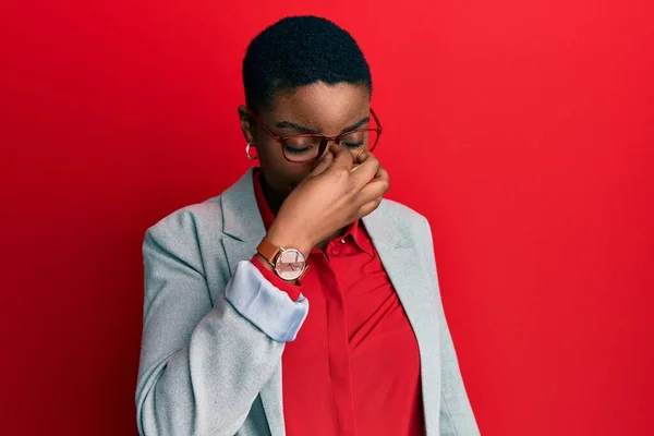 Fiatal Afro Amerikai Üzleti Kabátot Szemüveget Visel Fáradt Dörzsöli Orrát — Stock Fotó