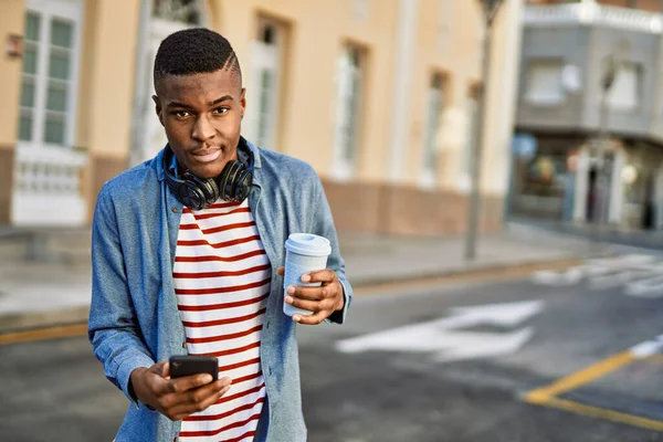 Giovane Uomo Afroamericano Che Utilizza Smartphone Bere Caffè Città — Foto Stock