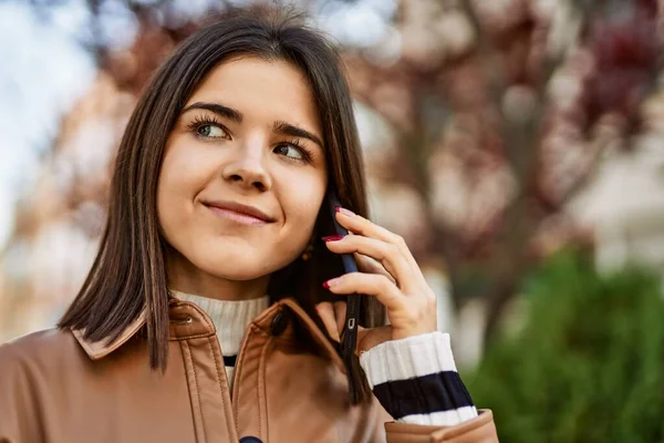 Young Beautiful Brunette Woman Smiling Happy Outdoors Speaking Phone — ストック写真