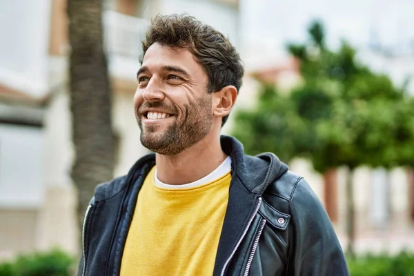 Bonito Hispânico Homem Com Barba Sorrindo Feliz Livre — Fotografia de Stock