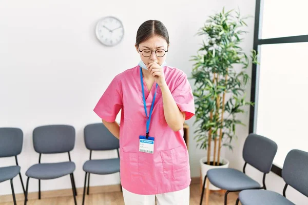 Jovem Enfermeira Asiática Sala Espera Médica Sentindo Mal Tosse Como — Fotografia de Stock