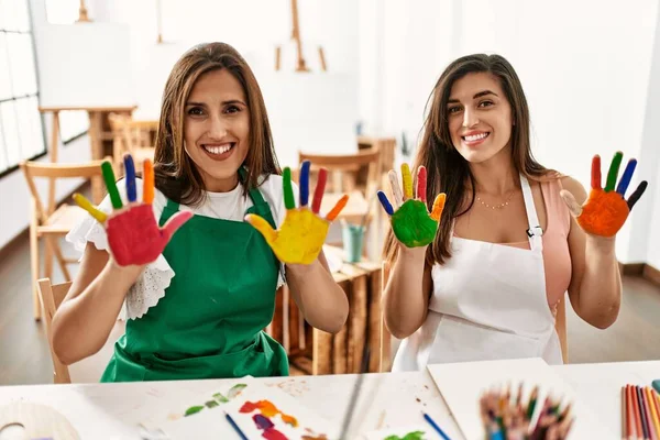 Två Latinska Studenter Ler Glada Visar Roliga Målade Händer Konstskola — Stockfoto