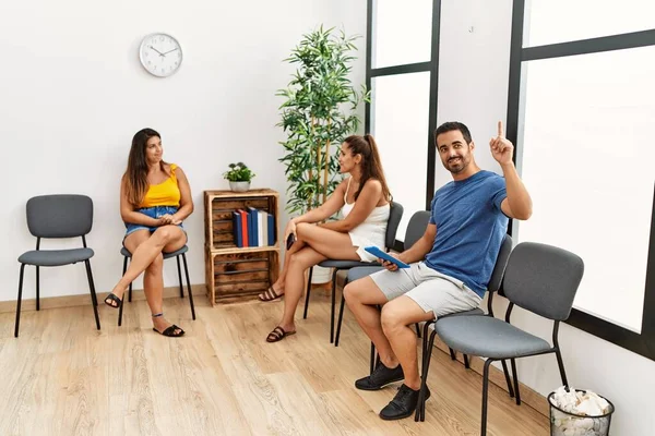 Grupp Latinamerikaner Som Använder Smartphone Och Pekplatta Väntrummet — Stockfoto