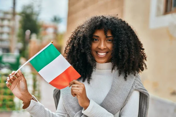 Jong Afrikaans Amerikaans Vrouw Glimlachen Gelukkig Vasthouden Italië Vlag Stad — Stockfoto