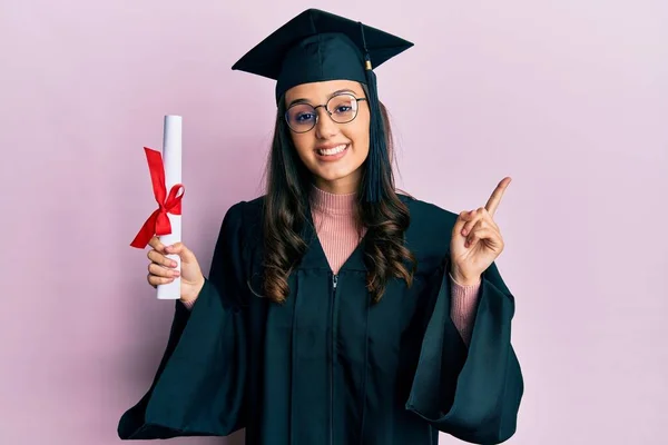 Joven Mujer Hispana Vistiendo Uniforme Graduación Sosteniendo Diploma Sonriendo Feliz — Foto de Stock