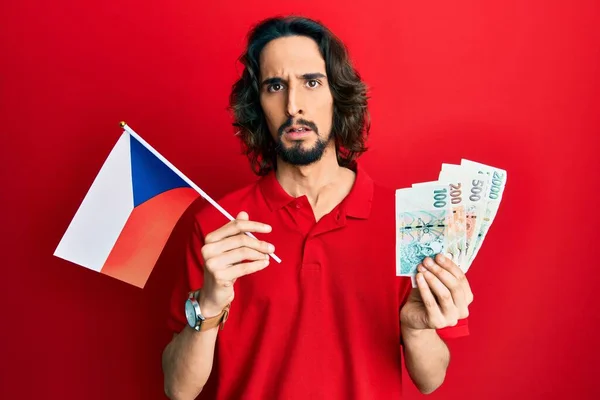Mladý Hispánec Držící Českou Republikovou Vlajku Korunové Bankovky Bezradný Zmatený — Stock fotografie