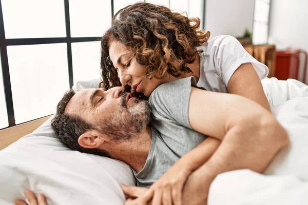 Μεσήλικες Ισπανόφωνοι Φιλιούνται Και Αγκαλιάζονται Ξαπλωμένοι Στο Κρεβάτι Στο Σπίτι — Φωτογραφία Αρχείου