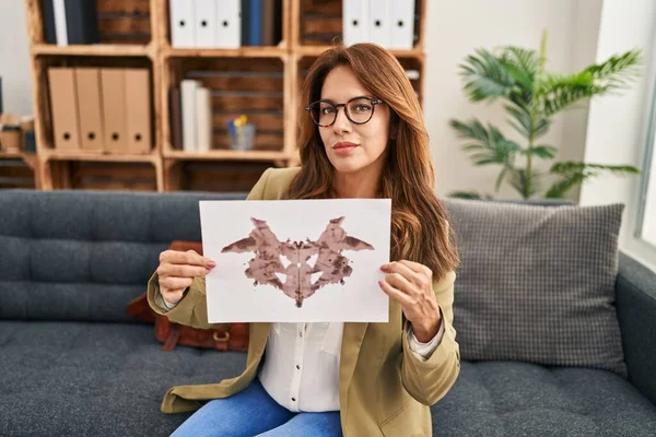 Young Latin Woman Having Psychology Session Doing Rorscharch Test Clinic — Stockfoto
