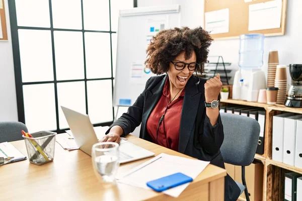 Afro Amerikaanse Vrouw Met Afrokapsel Die Kantoor Werkt Een Operatorheadset — Stockfoto