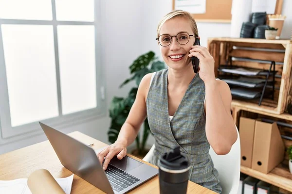 Beyaz Kadın Gülümsüyor Mimarlık Stüdyosunda Çalışan Akıllı Telefondan Konuşuyor — Stok fotoğraf