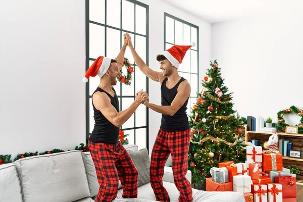 Dois Homens Hispânicos Casam Dançando Sofá Junto Árvore Natal Casa — Fotografia de Stock