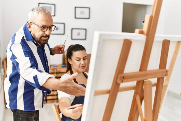 Starszy Nauczyciel Malarstwa Mężczyzna Uczy Malarstwa Młodej Kobiety Płótnie Pracowni — Zdjęcie stockowe