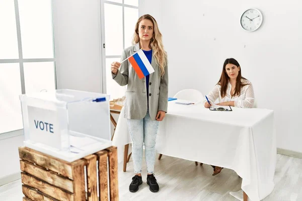 Mladá Blondýna Žena Politickém Stánku Drží Ruskou Vlajku Myšlení Postoj — Stock fotografie