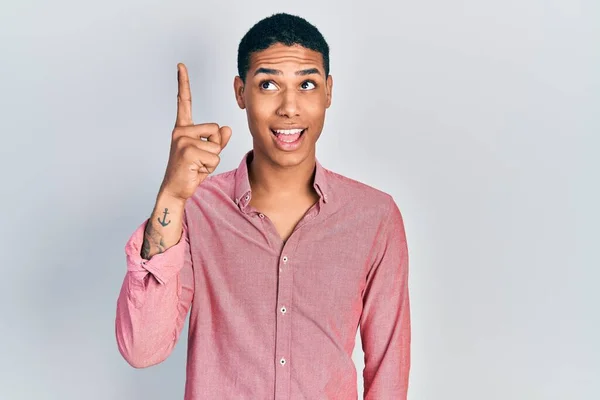 Jovem Afro Americano Vestindo Roupas Casuais Apontando Dedo Para Cima — Fotografia de Stock