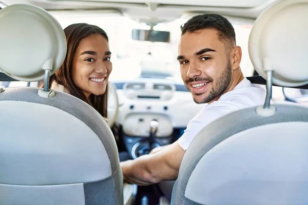 Junges Hispanisches Paar Lächelt Glücklich Autofahren Der Stadt — Stockfoto