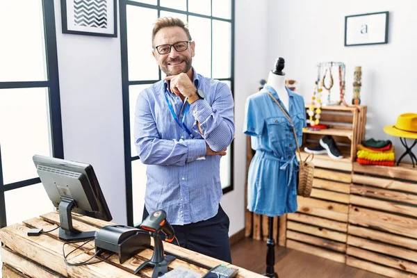 Hombre Mediana Edad Que Trabaja Como Gerente Boutique Minorista Con — Foto de Stock