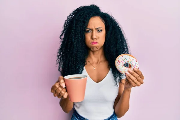 Afro Amerikaanse Vrouw Van Middelbare Leeftijd Die Donut Eet Koffie — Stockfoto
