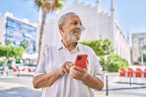 Hombre Mayor Sonriendo Confiado Usando Teléfono Inteligente Calle — Foto de Stock