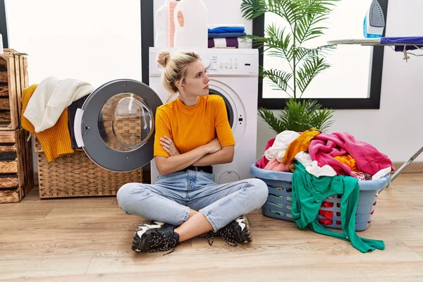 Jonge Blonde Vrouw Doen Wasgoed Zitten Door Wasmachine Kijken Naar — Stockfoto