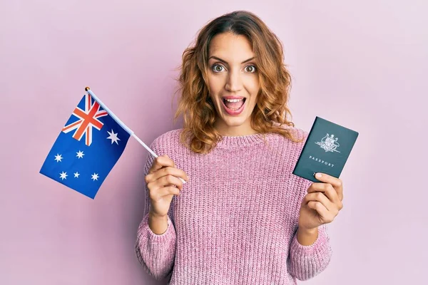 Jeune Femme Caucasienne Tenant Drapeau Australien Passeport Célébrant Fou Étonné — Photo
