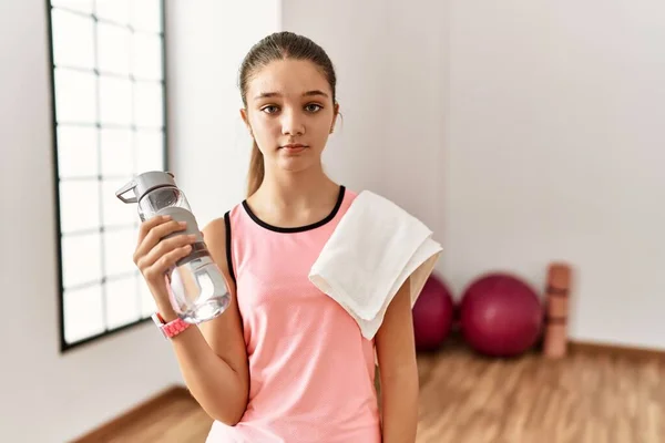 Junge Brünette Teenager Sportbekleidung Mit Wasserflasche Sehen Schläfrig Und Müde — Stockfoto