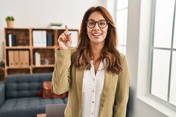 Hispanische Frau Die Beratungsbüro Arbeitet Lächelt Mit Einer Idee Oder — Stockfoto