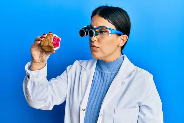 Beautiful Brunette Jeweller Woman Holding Geode Stone Wearing Magnifier Glasses — Stock Photo, Image