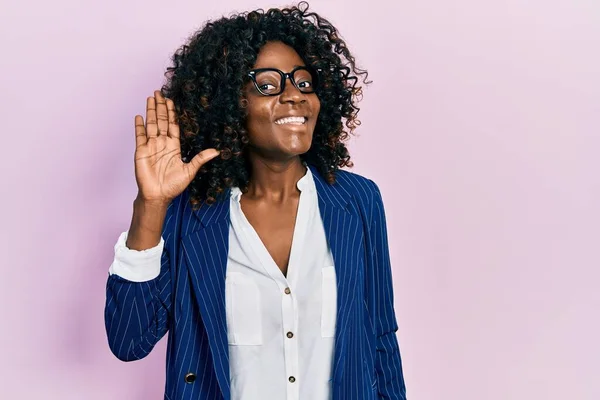 Молода Афроамериканська Жінка Діловому Одязі Окуляри Кажучи Вже Про Вітання — стокове фото