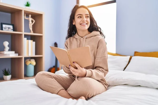 Mujer Hispana Joven Leyendo Libro Sentado Cama Dormitorio —  Fotos de Stock