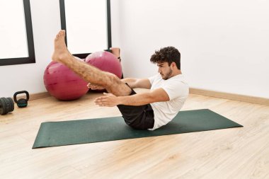 Spor merkezinde karın kaslarını çalıştıran genç bir İspanyol.